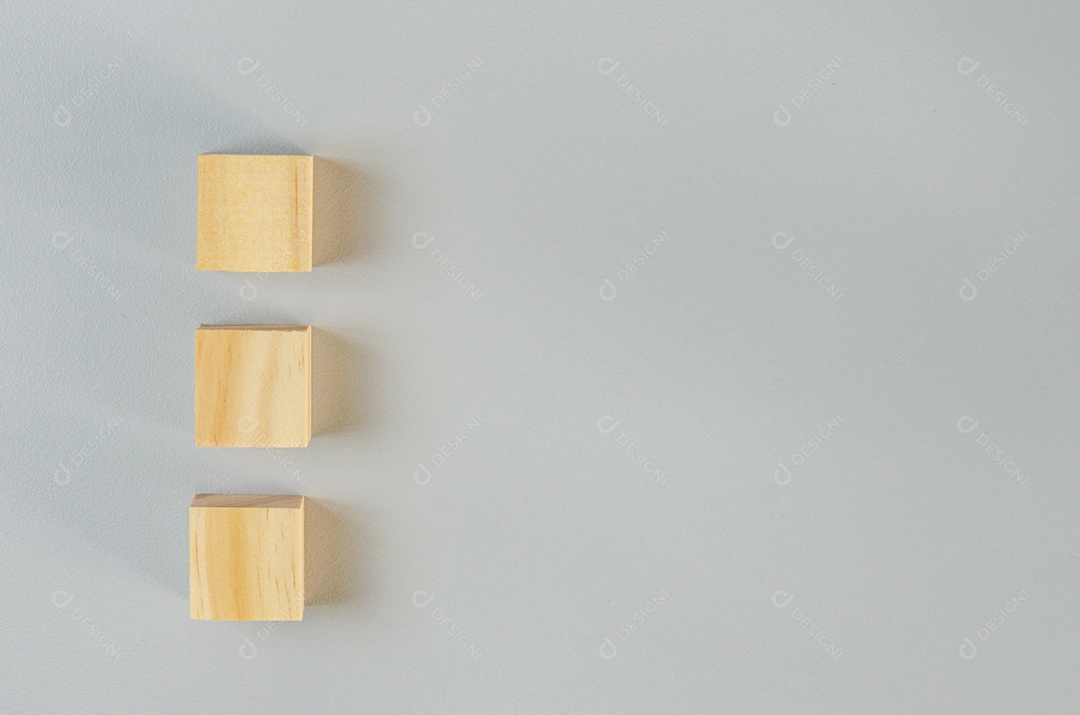 Cubos de madeira em branco para ícones ou símbolos em fundo cinza.