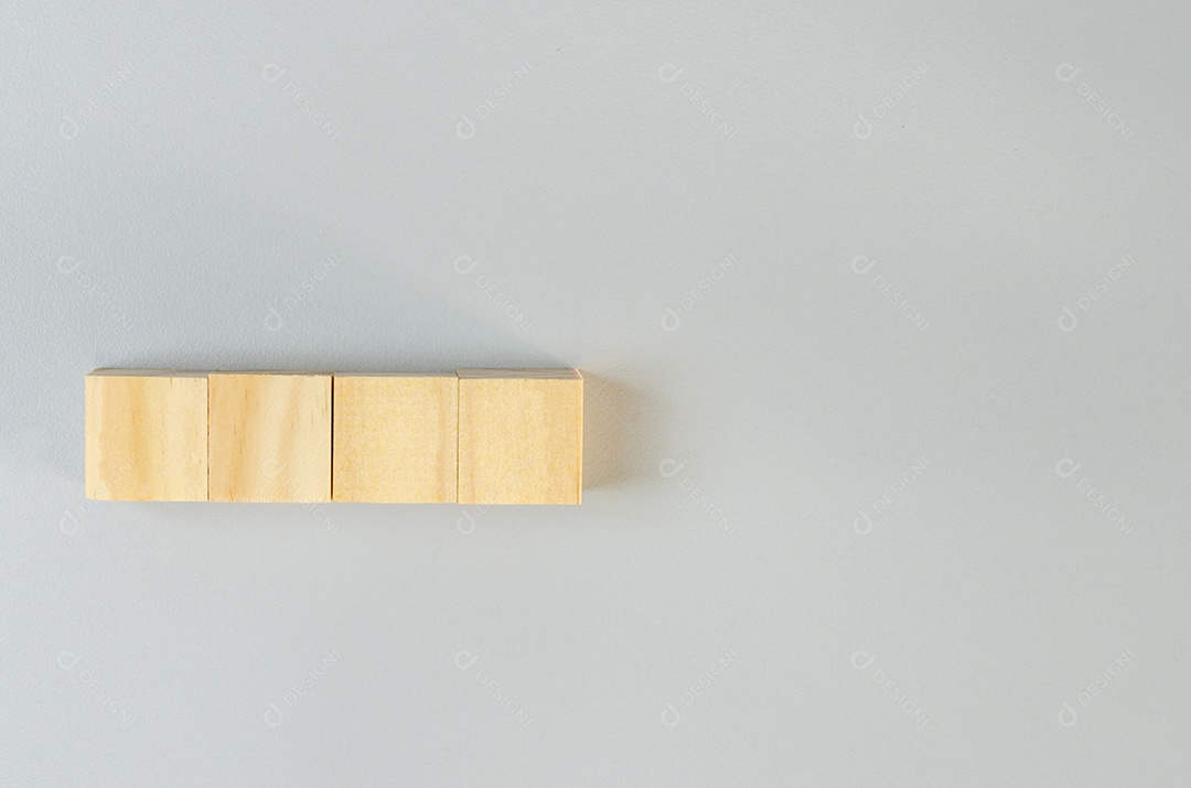 Cubos de madeira em branco para ícones ou símbolos em fundo cinza.