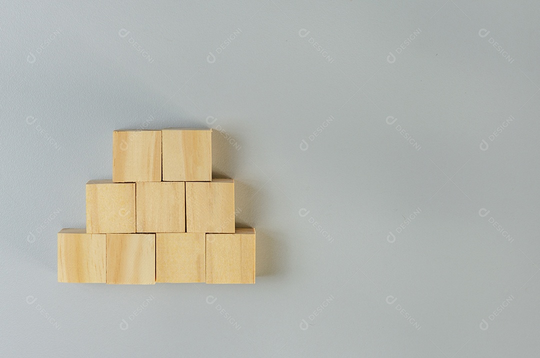 Cubos de madeira em branco para ícones ou símbolos em fundo cinza.
