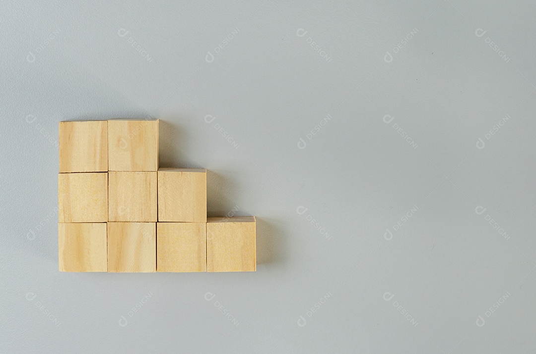 Cubos de madeira em branco para ícones ou símbolos em fundo cinza.
