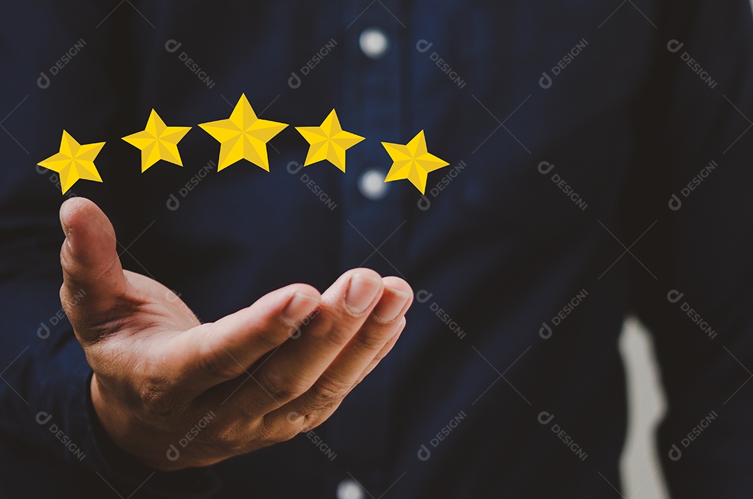 Conceito de cliente excelente serviço para satisfação classificação de cinco estrelas com tela de toque de homem de negócios. Sobre feedback e avaliações positivas de clientes.