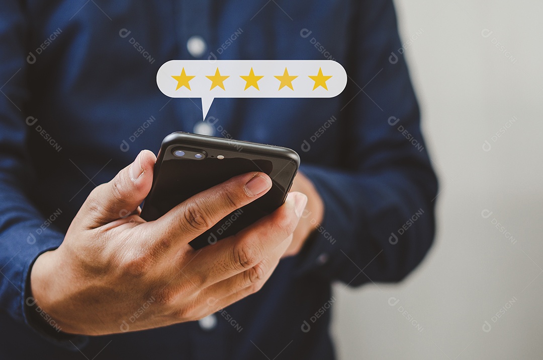 Conceito de serviço ao cliente excelente serviço para satisfação classificação de cinco estrelas com homem de negócios segurando o telefone inteligente.