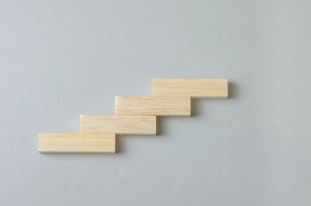 Bloco de madeira em branco para ícones ou símbolos em fundo cinza.