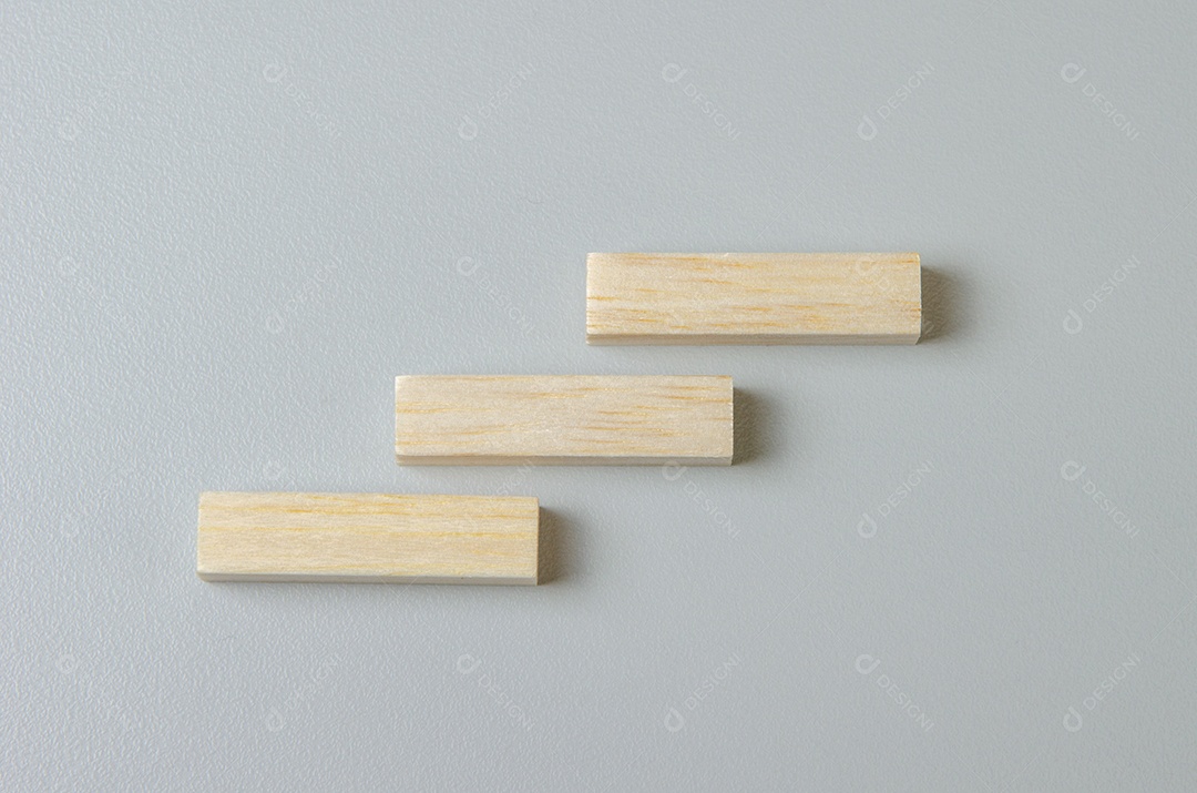 Bloco de madeira em branco para ícones ou símbolos em fundo cinza.