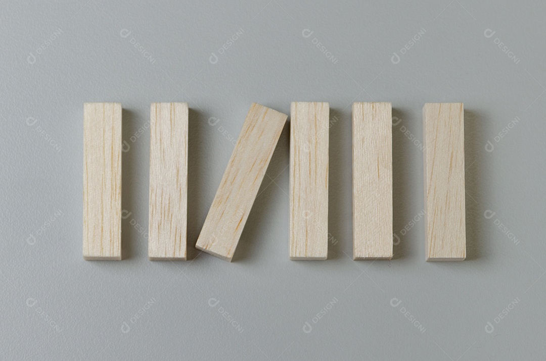 Bloco de madeira em branco para ícones ou símbolos em fundo cinza.