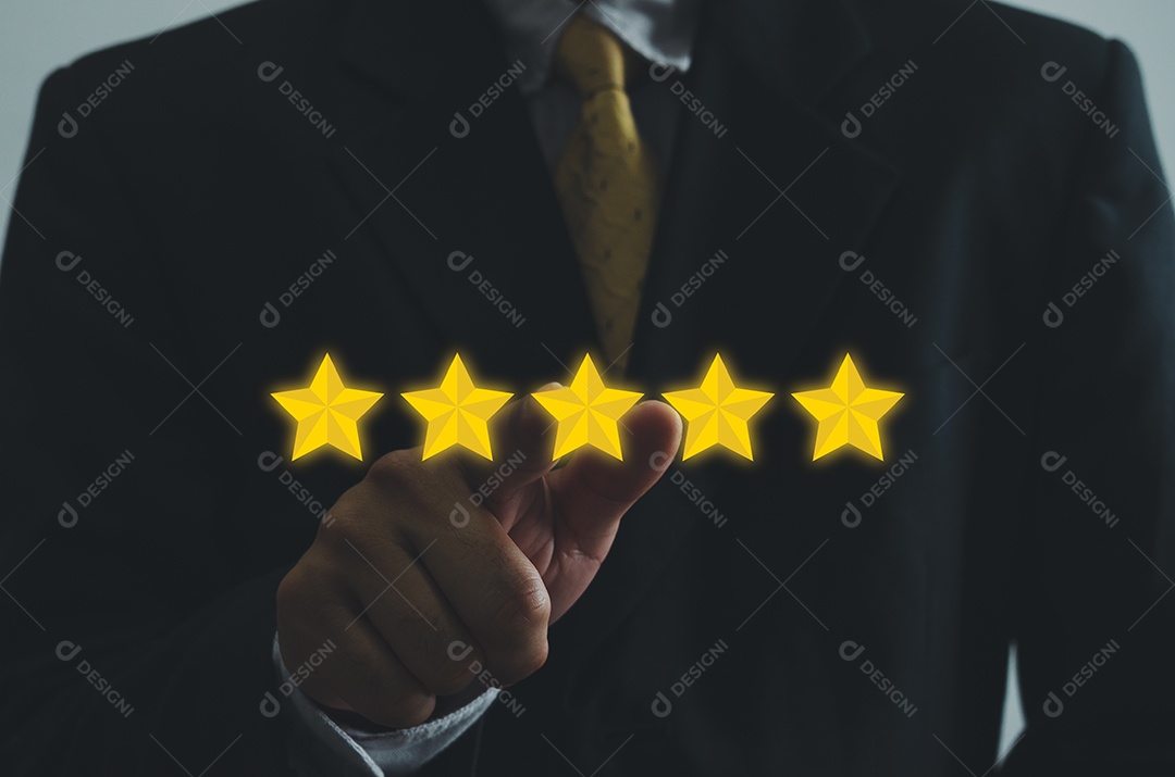 Conceito de cliente excelente serviço para satisfação classificação de cinco estrelas com tela de toque de homem de negócios. Sobre feedback e avaliações positivas de clientes.