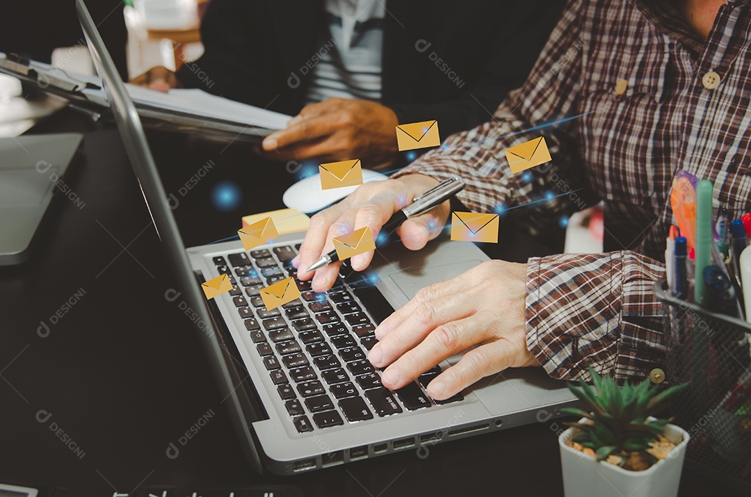 homem de negócios de mão digitando em um teclado de computador. Negócios de marketing enviando informações para clientes ou hackeando transações on-line. Tecnologia de conceito de negócios.