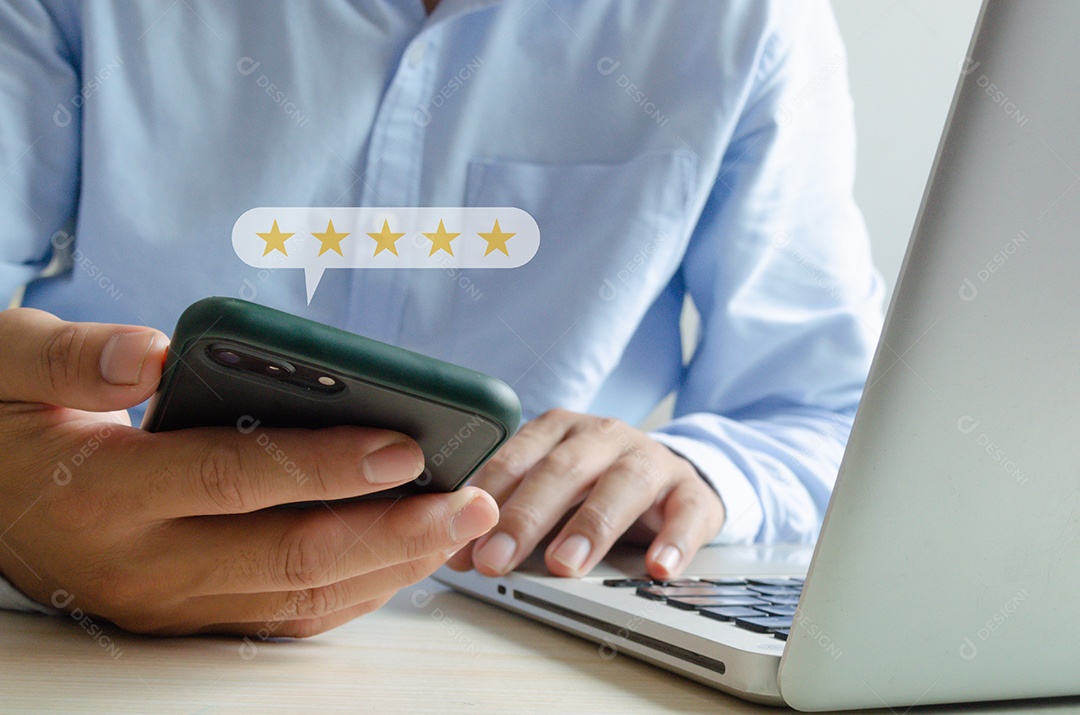 Conceito de serviço ao cliente excelente serviço para satisfação classificação de cinco estrelas com homem de negócios segurando smart phone.positive pensamento e feedback do cliente.