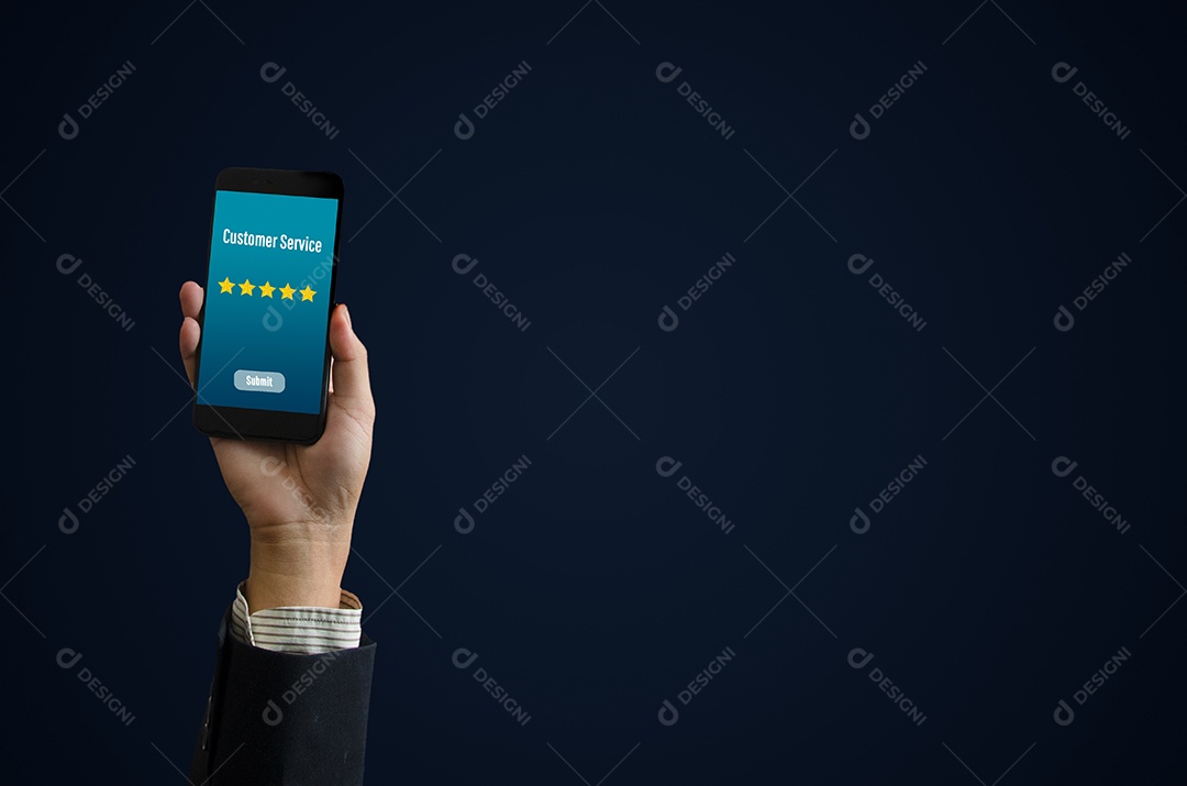 Conceito de atendimento ao cliente excelente para classificação de cinco estrelas de satisfação com homem de negócios segurando o telefone inteligente.