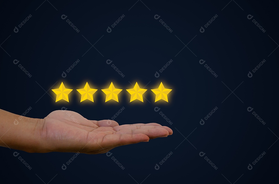 Conceito de cliente excelente serviço para satisfação classificação de cinco estrelas com tela de toque de homem de negócios. Sobre feedback e avaliações positivas de clientes.