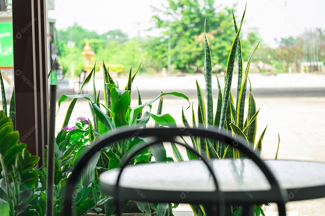 Mesa sobre uma casa cadeira