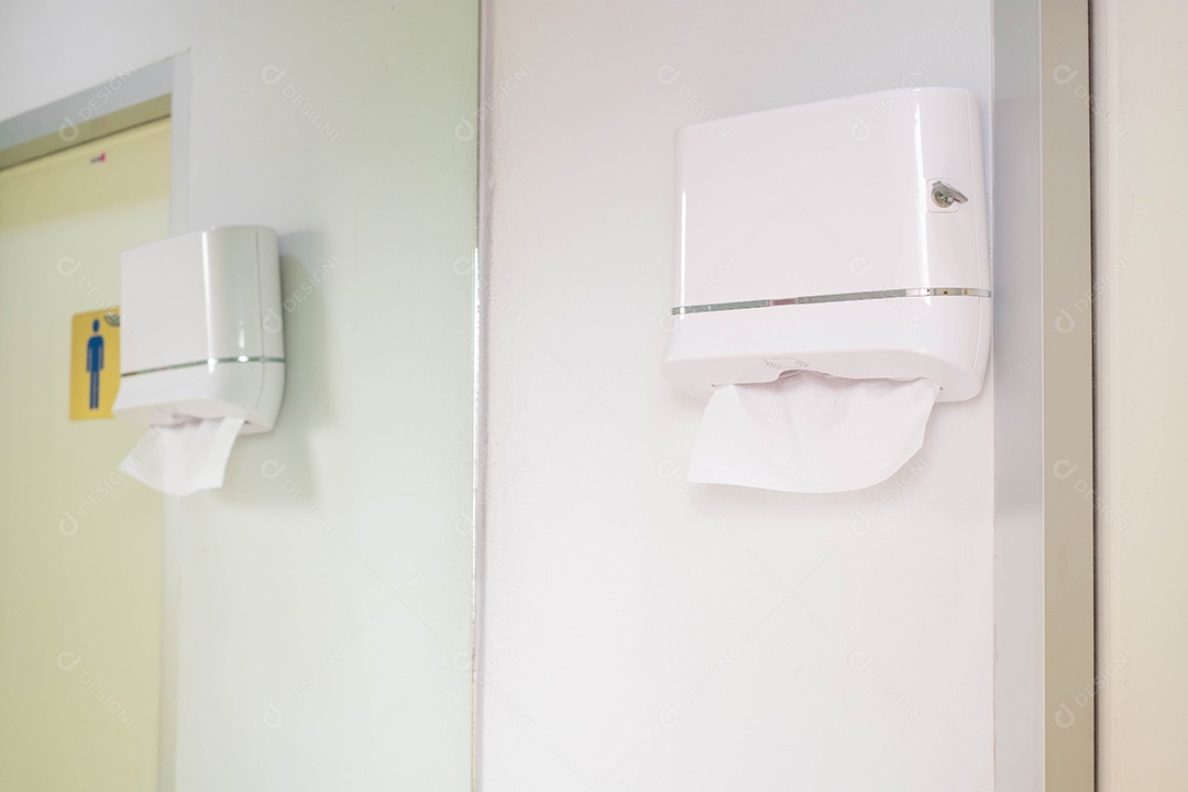 Caixa de papel higiênico branca no banheiro