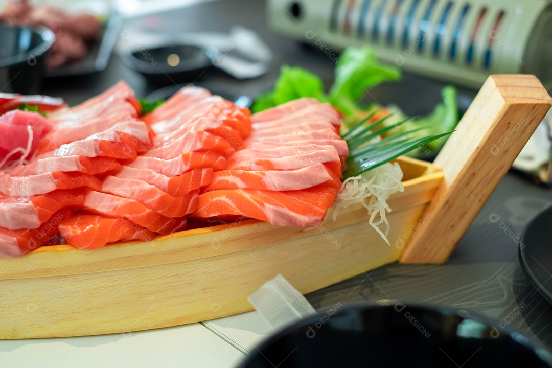 Pessoas asiáticas comendo sashimi em restaurante asiático. Sashimi de hirame, sashimi de salmão e sashimi de atum. conceito de comida japonesa