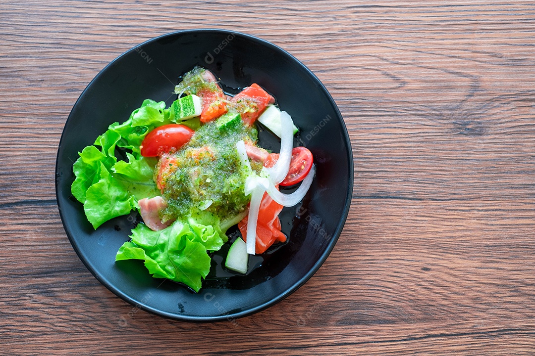 Salada de salmão, tomate cereja,. Comida caseira. Conceito para uma refeição saborosa e saudável. Em fundo de madeira. Vista do topo. Fechar-se