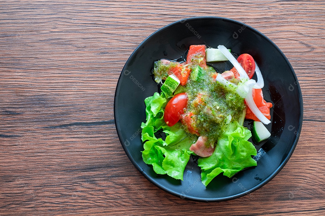 Salada de salmão, tomate cereja,. Comida caseira. Conceito para uma refeição saborosa e saudável. Em fundo de madeira. Vista do topo. Fechar-se
