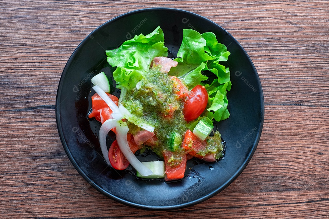 Salada de salmão, tomate cereja,. Comida caseira. Conceito para uma refeição saborosa e saudável. Em fundo de madeira. Vista do topo. Fechar-se
