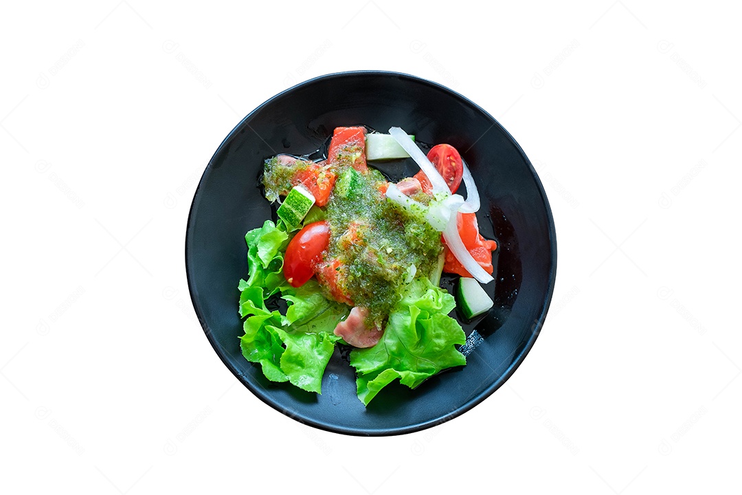 Salada de salmão em prato preto sobre fundo branco, tomate cereja. Comida caseira. Conceito para uma refeição saborosa e saudável