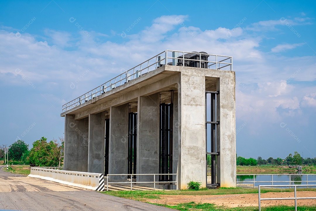 Comporta de cimento na barragem de terra para chuvas torrenciais fazendo transbordar o rio,