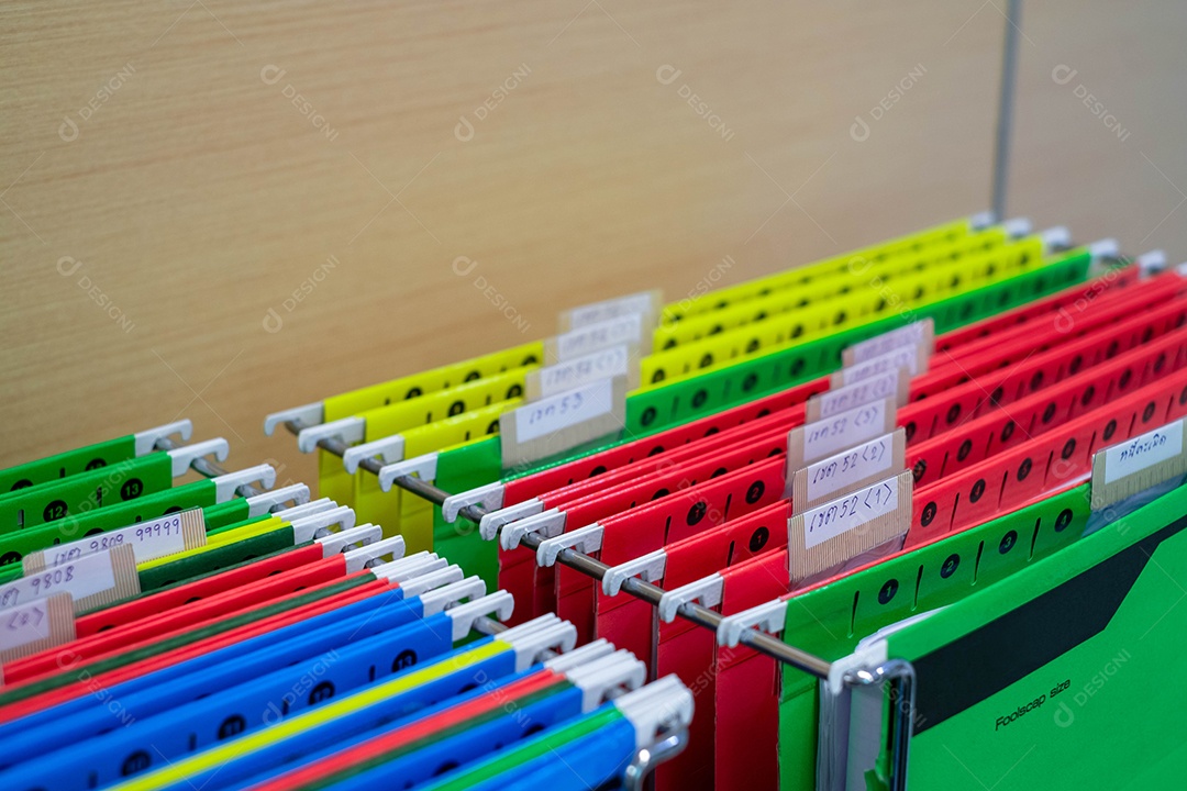 Arquivos de documentos financeiros organizados em armários de arquivo.