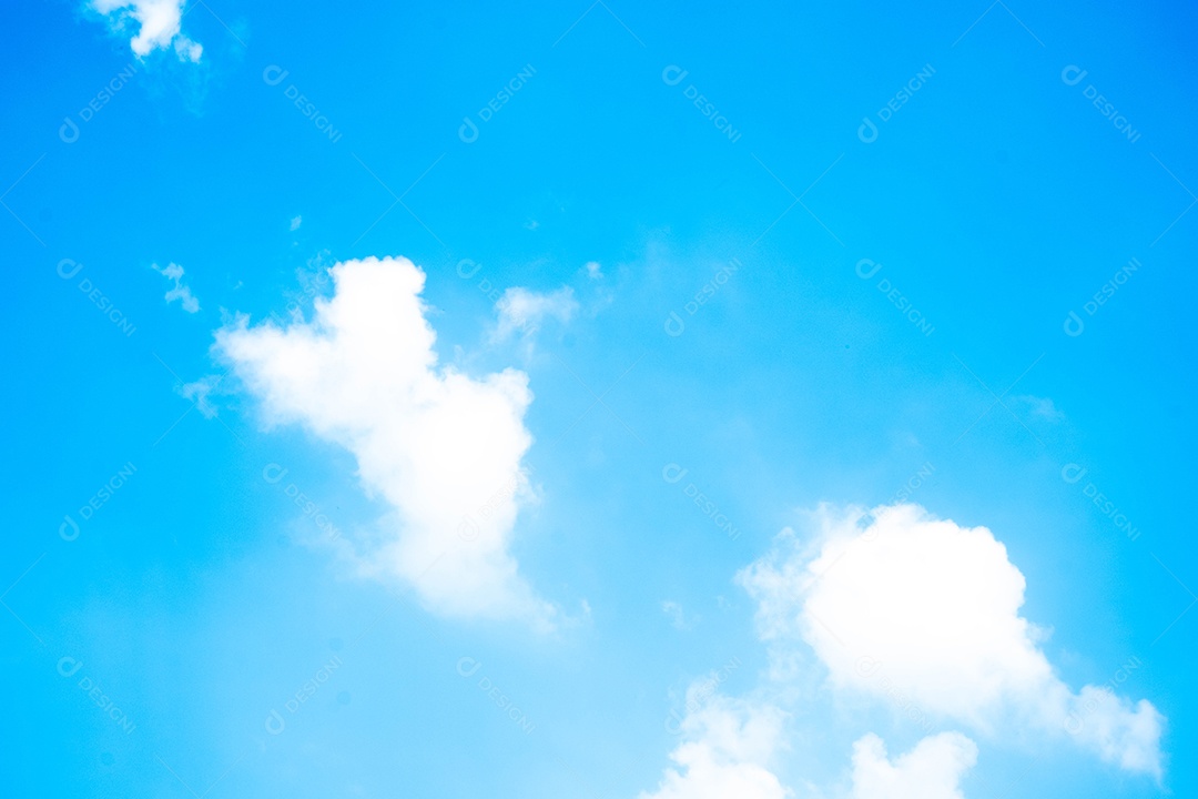 lindas nuvens brancas no céu azul perfeito para o fundo