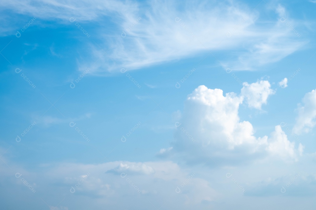 lindas nuvens brancas no céu azul perfeito para o fundo