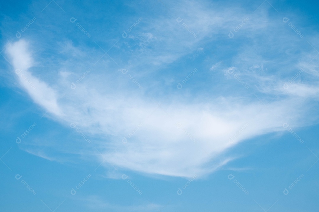 lindas nuvens brancas no céu azul perfeito para o fundo