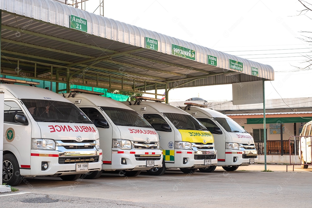 Veículos de emergência estacionados na garagem Para se preparar para tratamento médico