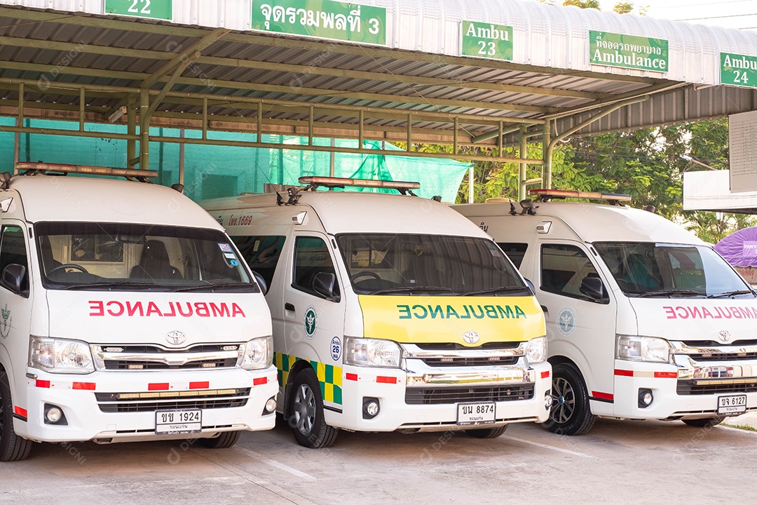 Veículos de emergência estacionados na garagem Para se preparar para tratamento médico