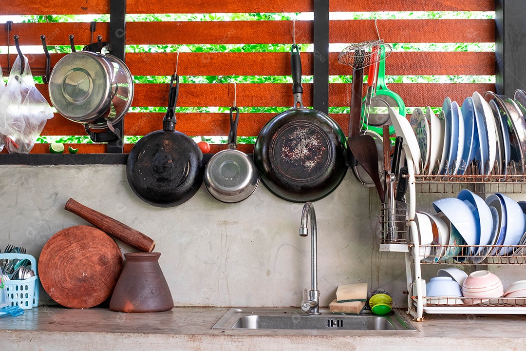 Cozinha tailandesa, equipamento de cozinha Colocada de forma caótica, é uma vida no campo.