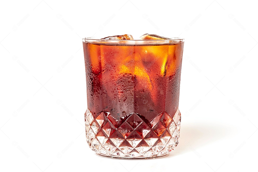 água com gás, copo de bebida de cola com gelo isolado no fundo branco