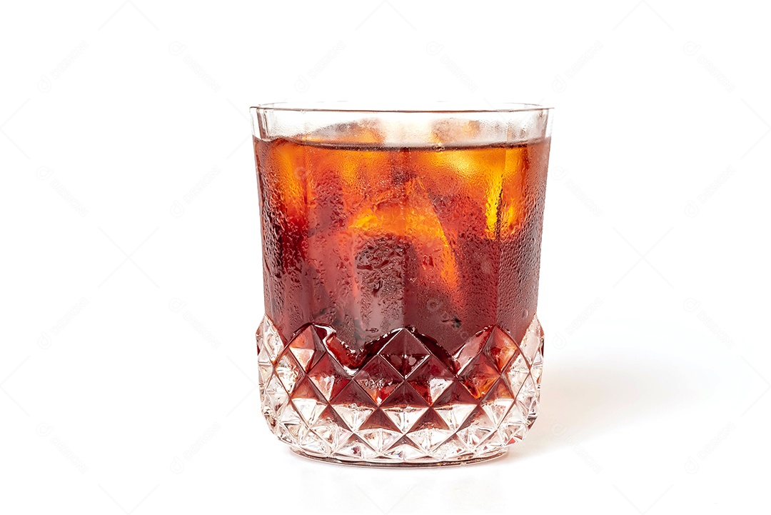 água com gás, copo de bebida de cola com gelo isolado no fundo branco