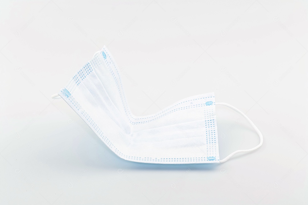 máscara médica antiviral para proteção contra vírus em fundo branco, fique em casa