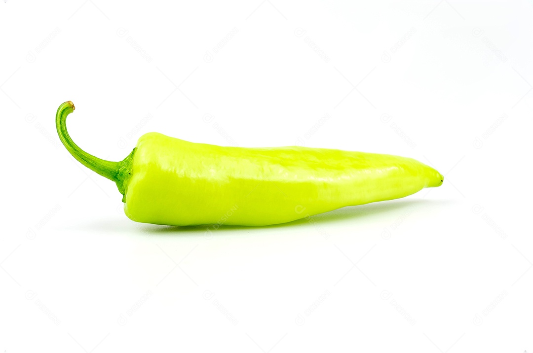 pimenta verde isolada em um fundo branco