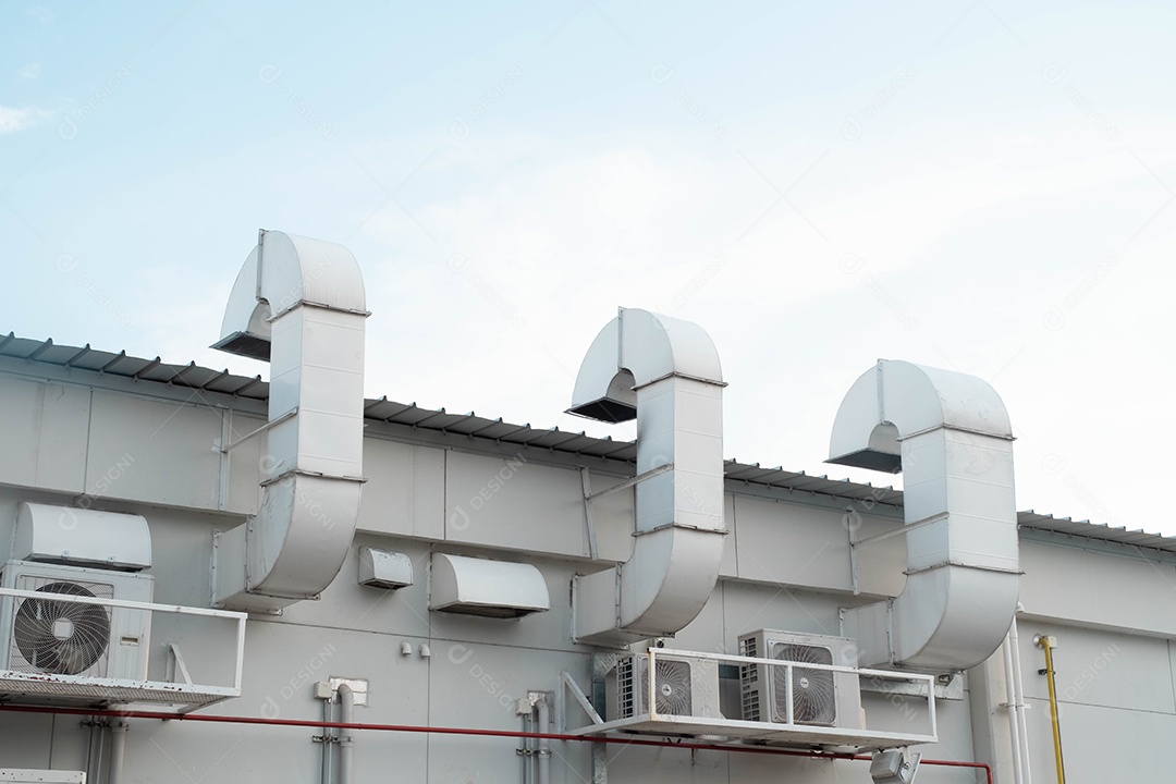 Unidade exterior do compressor do condicionador de ar instalada fora da casa