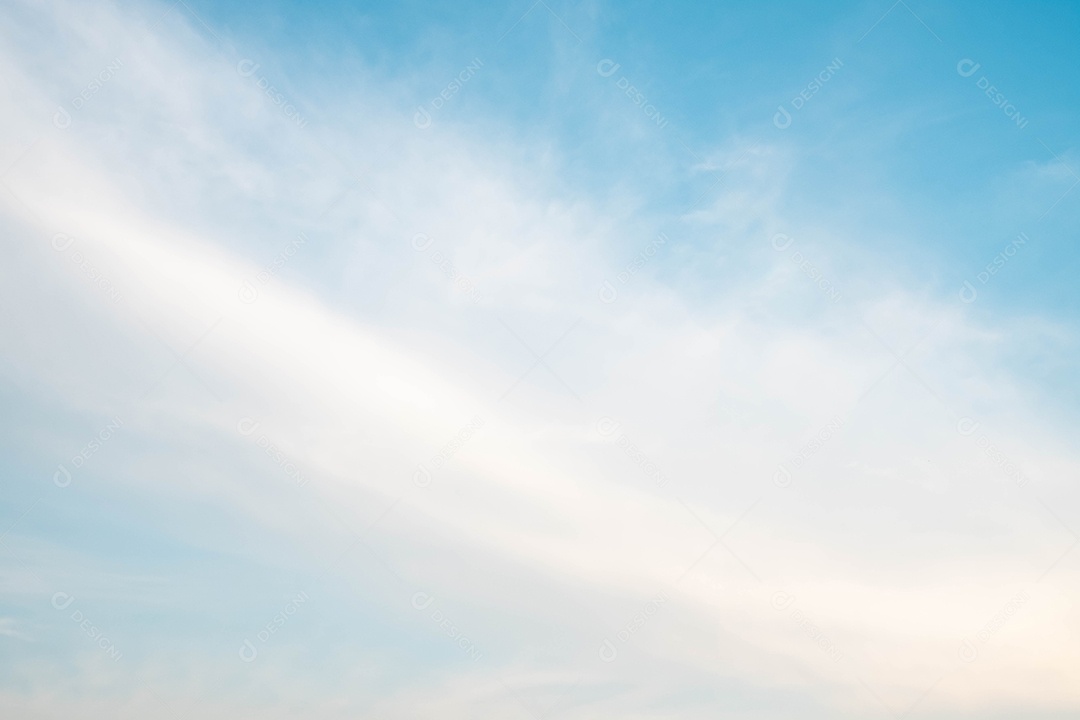 lindas nuvens brancas e luz do sol no céu azul perfeito para o fundo, tirado à noite