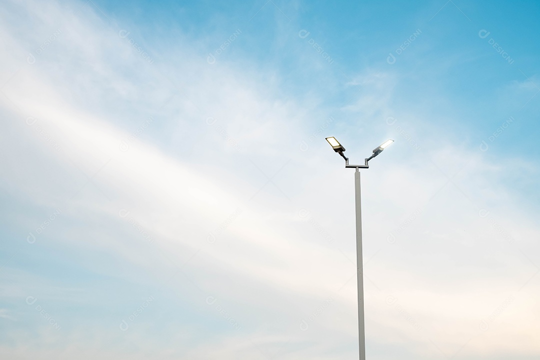 A célula solar na alta definição do céu azul