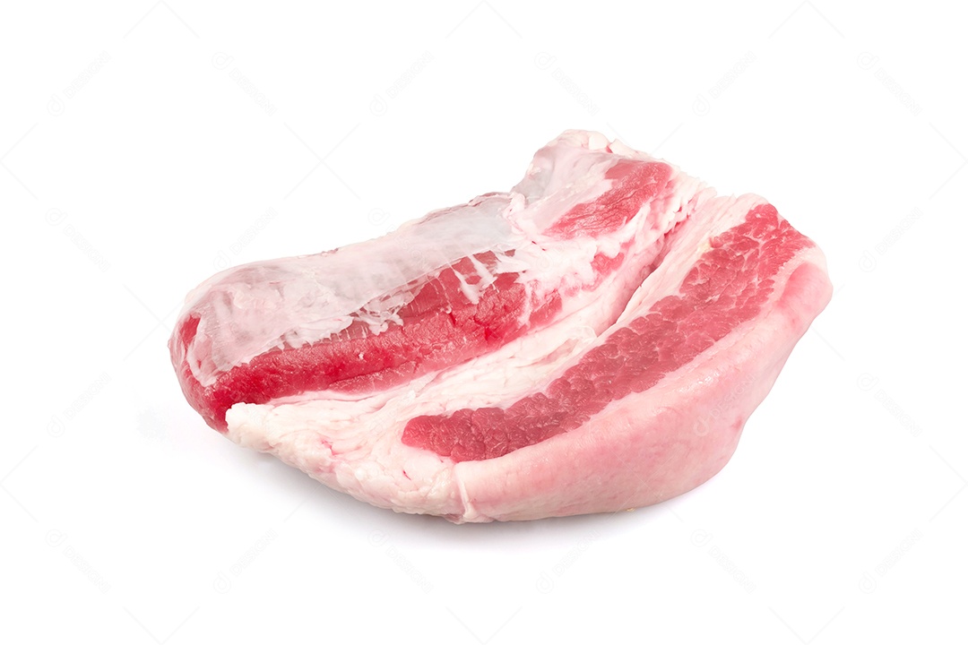 Barriga de porco crua, isolada no fundo branco