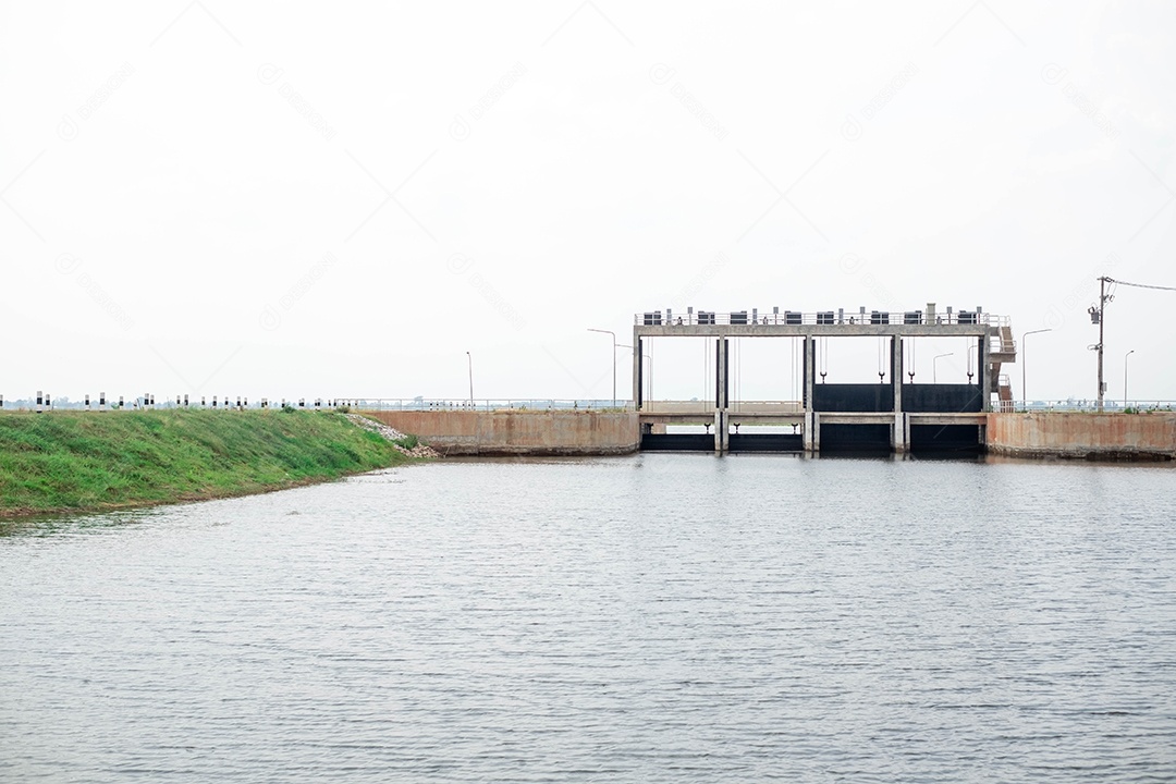 Comporta de cimento na barragem de terra para chuvas torrenciais fazendo transbordar o rio,