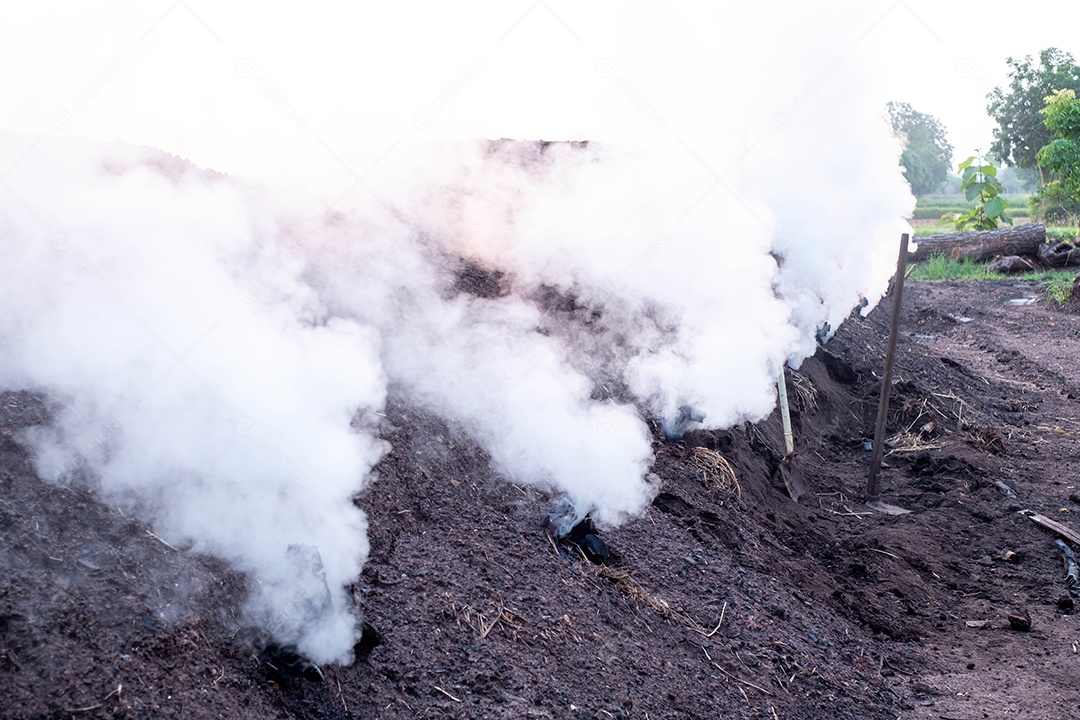 Fornos de carvão de sabedoria popular, para uso diário, onde as toras são dispostas em camadas, depois usadas argila