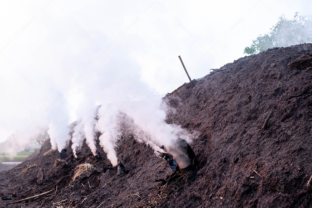Fornos de carvão de sabedoria popular, para uso diário, onde as toras são dispostas em camadas, depois usadas argila