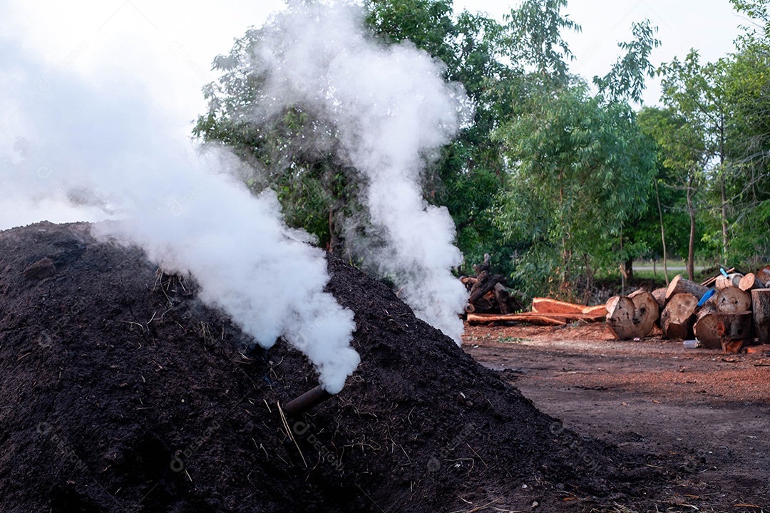 Fornos de carvão de sabedoria popular, para uso diário, onde as toras são dispostas em camadas, depois usadas argila