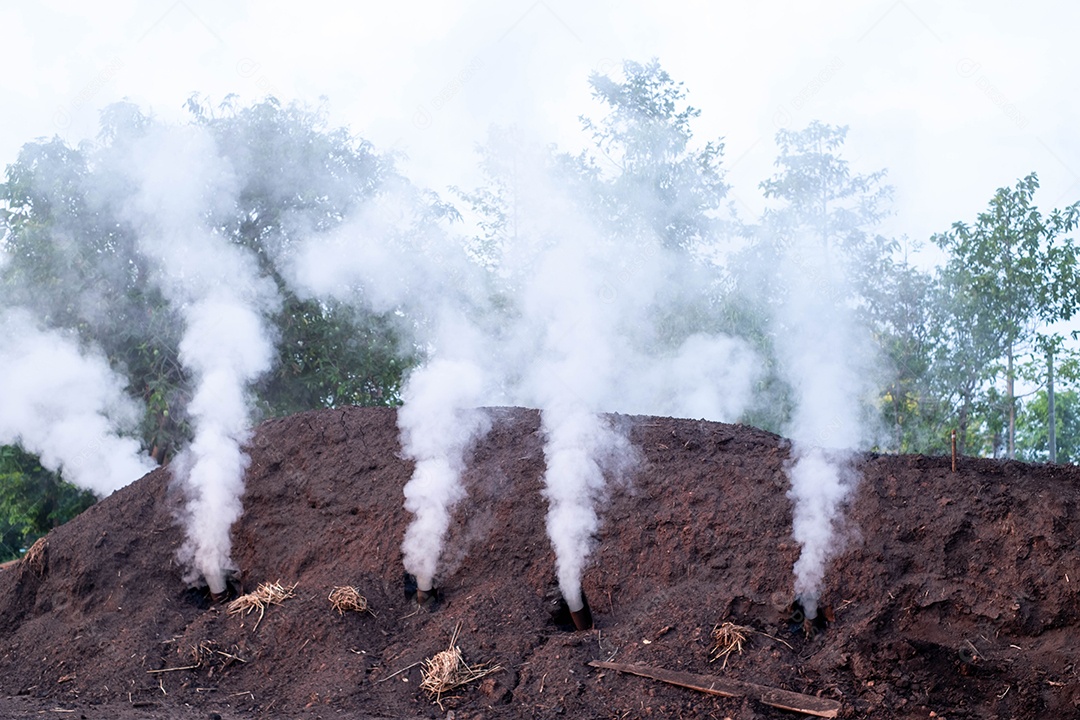 Fornos de carvão de sabedoria popular, para uso diário, onde as toras são dispostas em camadas, depois usadas argila
