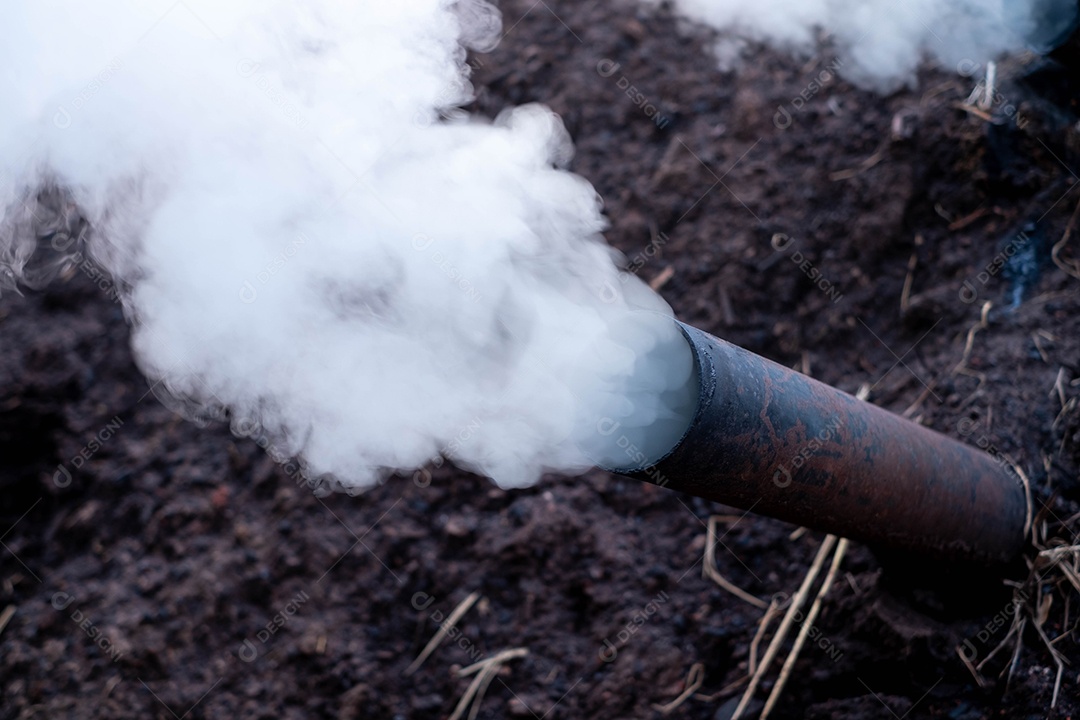 Fornos de carvão de sabedoria popular, para uso diário, onde as toras são dispostas em camadas, depois usadas argila