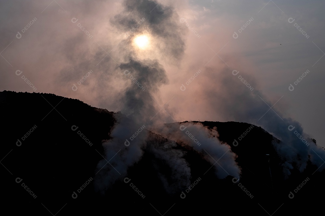 Fornos de carvão de sabedoria popular, para uso diário, onde as toras são dispostas em camadas, depois usadas argila