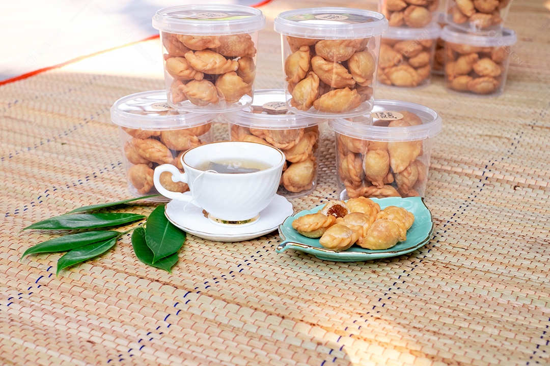 Curry puff Alimento comida sobre vasilhas plástico