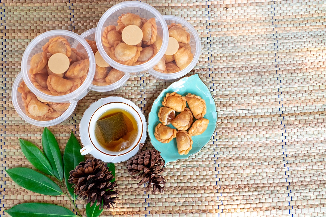 Curry puff Alimento comida sobre vasilhas plástico