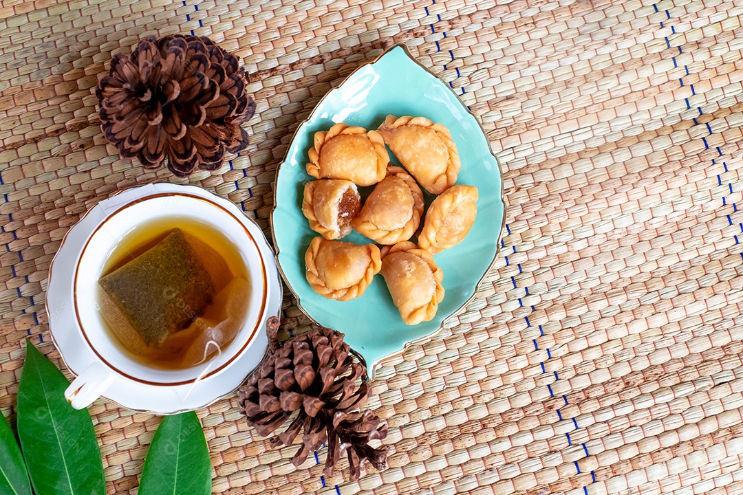 Curry puff comida sobre prato branco