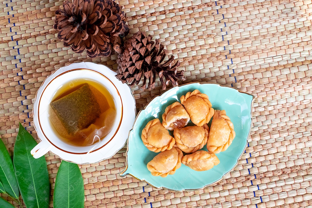 Curry puff comida sobre prato branco