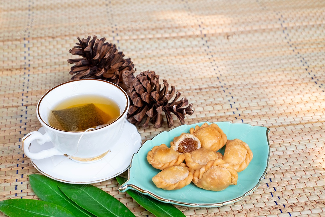 Curry puff comida sobre prato branco