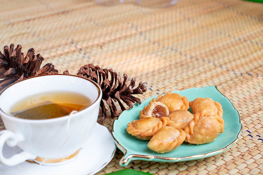 Curry puff comida sobre prato branco
